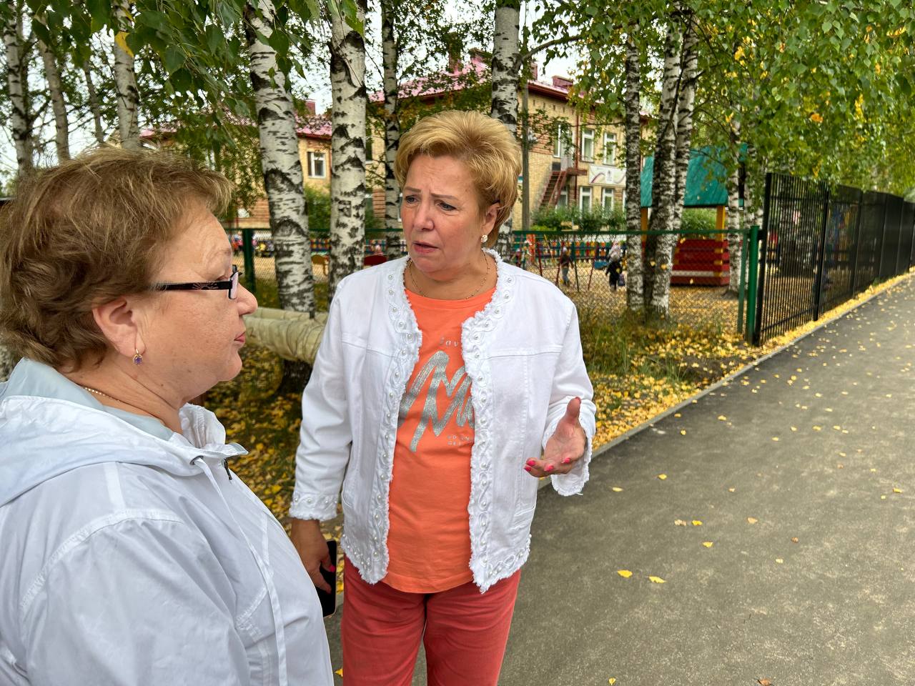 В Краснозатонском проверили благоустройство тротуаров и общественных  территорий