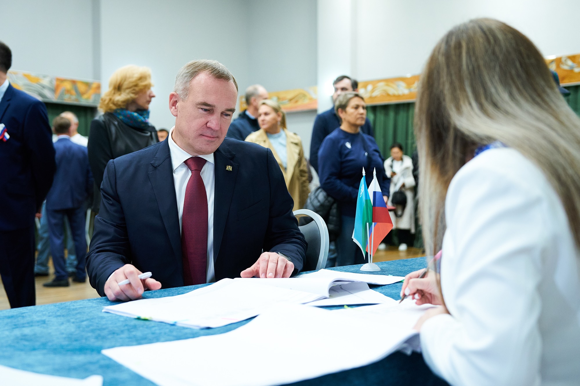 Губернатор автономного округа, член Президиума регионального политического совета «Единой России» Руслан Кухарук в числе первых принял участие в Едином дне голосования