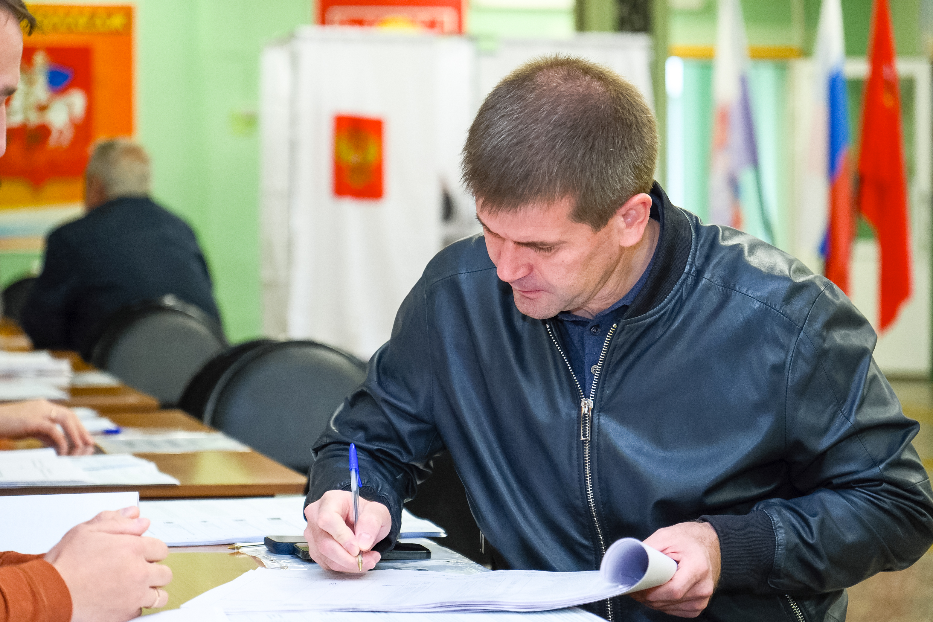 В первый день голосования на участке в Орехово-Зуеве проголосовал депутат Госдумы Геннадий Панин