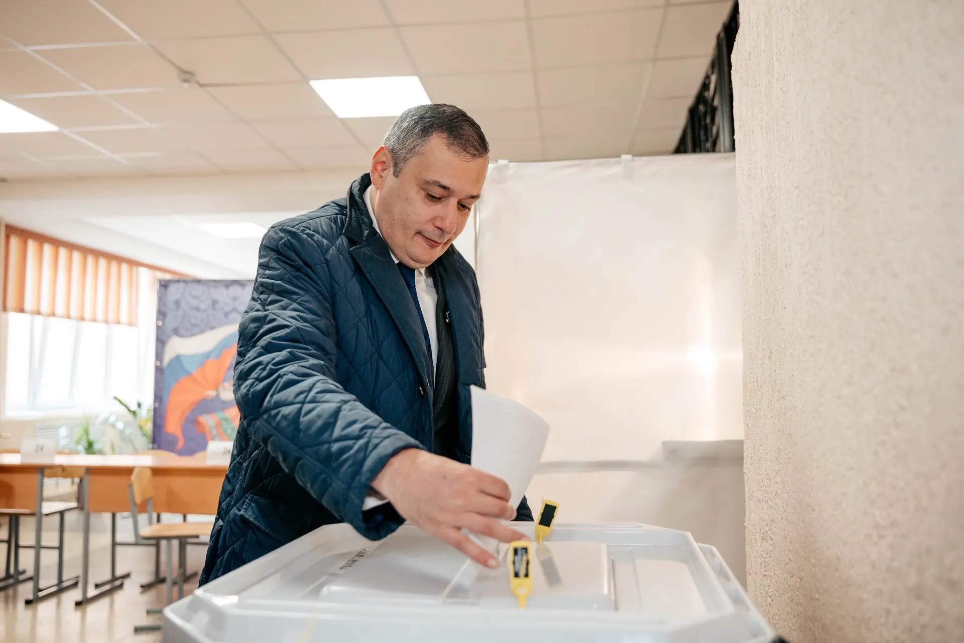 Губернатор Курской области, член Высшего совета партии «Единая Россия» Александр Хинштейн проголосовал на избирательном участке