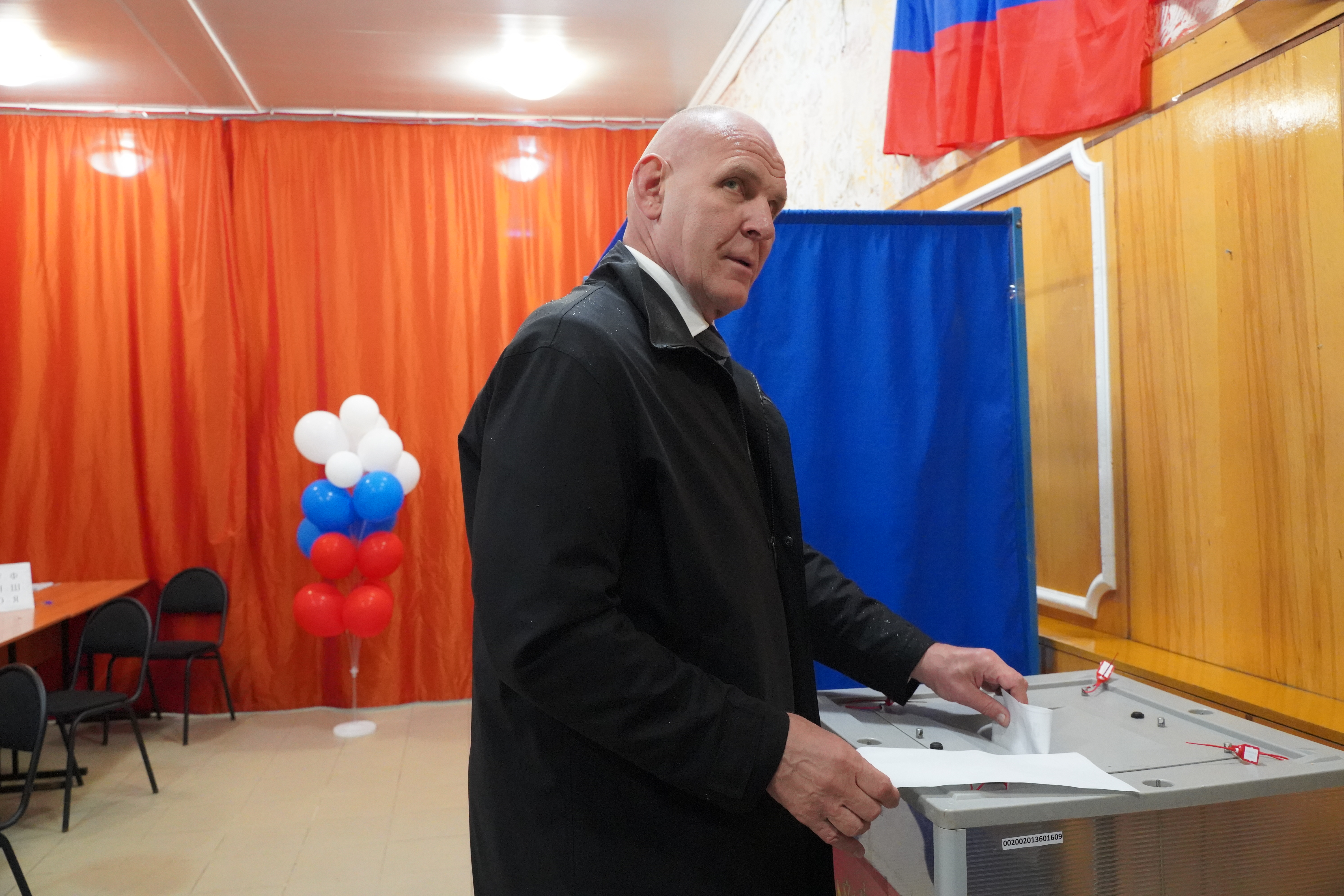 Александр Карелин проголосовал на избирательном участке №1580 на территории Военного санатория «Ельцовка»