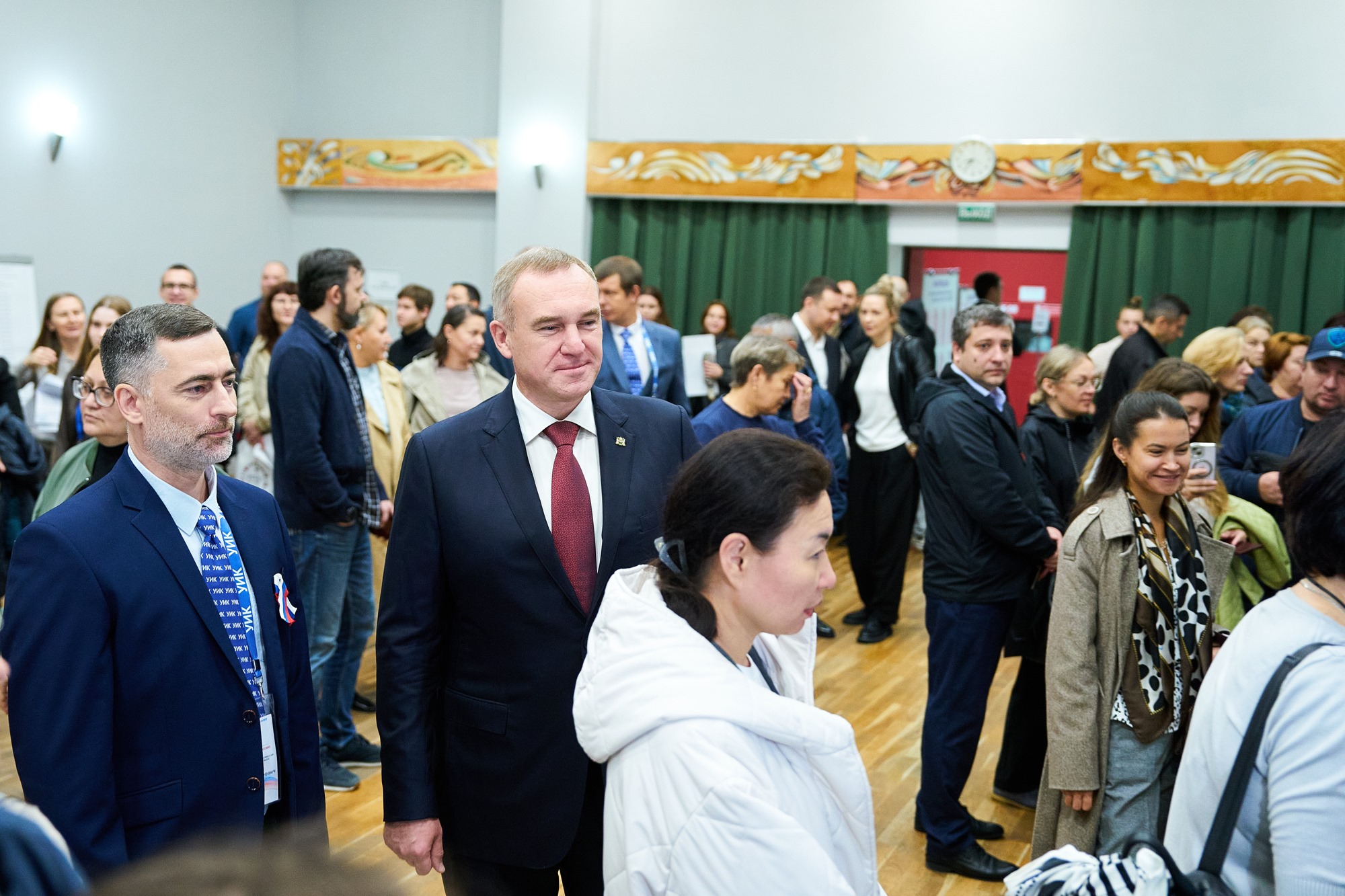Губернатор автономного округа, член Президиума регионального политического совета «Единой России» Руслан Кухарук в числе первых принял участие в Едином дне голосования