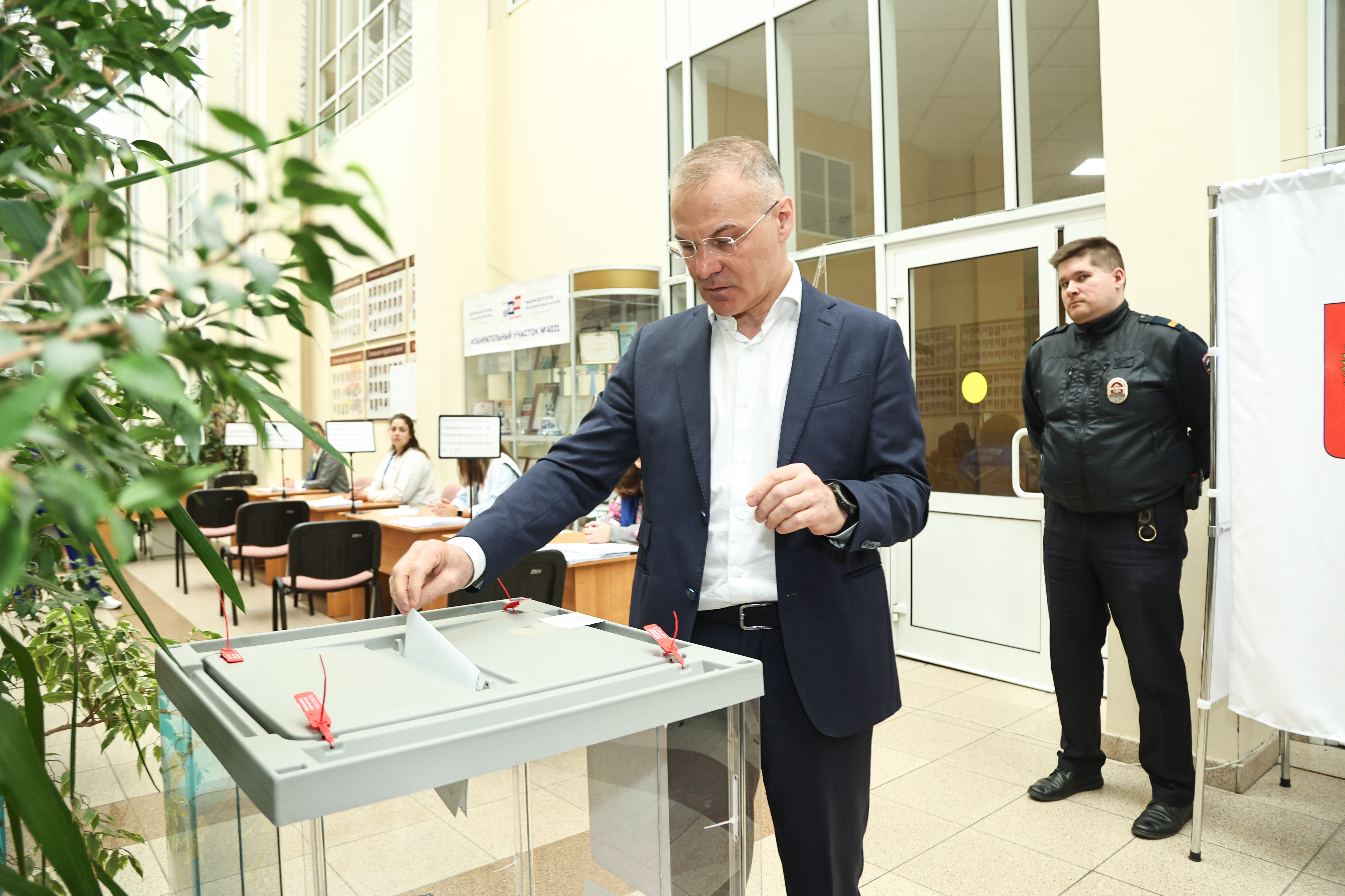 Александр Коган проголосовал на избирательном участке в Раменском