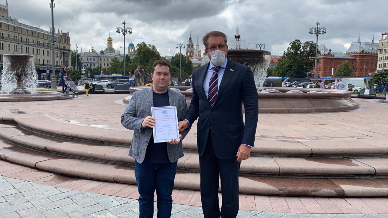   Антон Жарков вручил команде волонтеров Восточного округа благодарственные письма за помощь москвичам в период распространения коронавирусной инфекции
