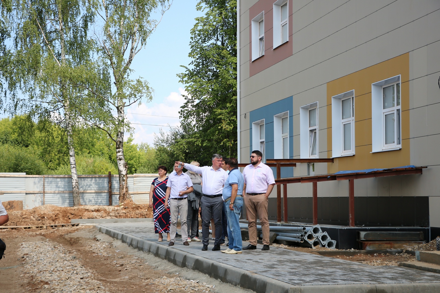 Артем Кавинов вместе с руководителями городского округа Шахунья посетил площадку, где идет строительство средней общеобразовательной школы на 300 мест в Хмелевицах