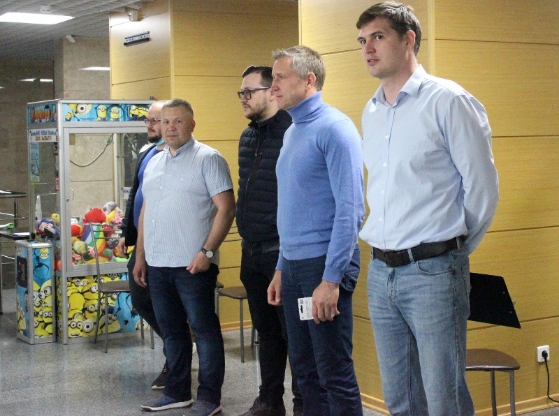Врио губернатора НАО Юрий Бездудный передал организаторам турнира подарочные сертификаты для победителей