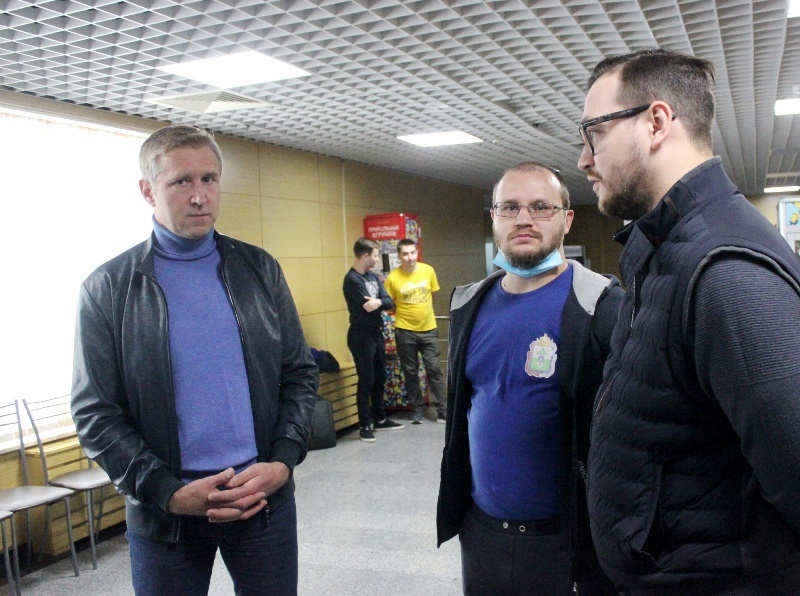Врио губернатора НАО Юрий Бездудный (слева) посетил заключительный турнир летнего сезона по киберспорту