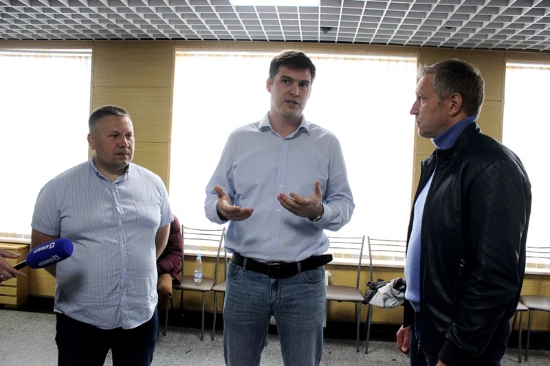 Председатель федерации киберспорта НАО Николай Шапов рассказывает врио губернатора о деятельности организации