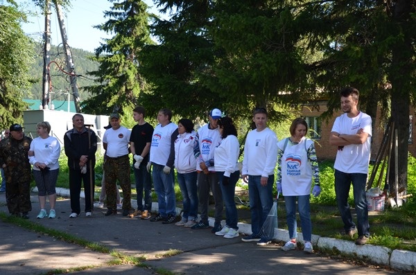 Партийцы Дивногорска провели субботник на мемориале Великой Отечественной войны в Овсянке