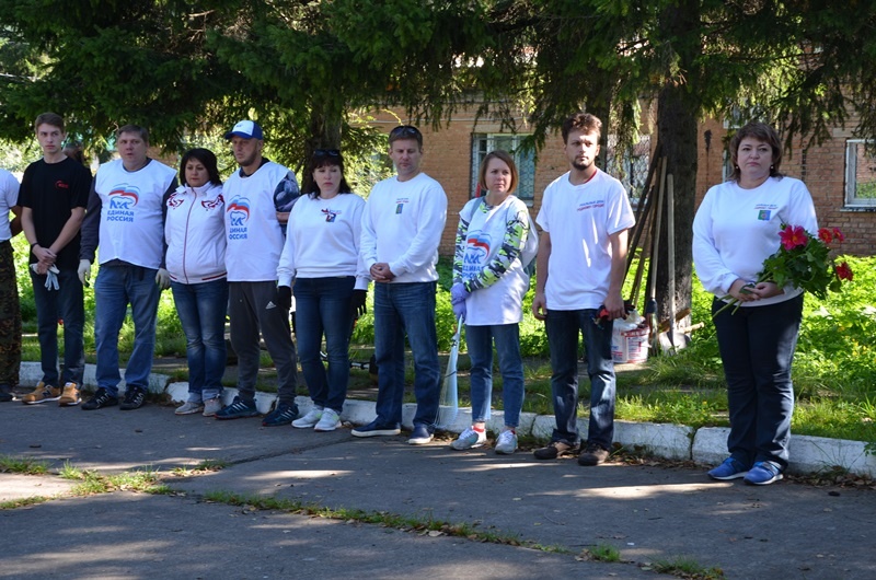 Партийцы Дивногорска провели субботник на мемориале Великой Отечественной войны в Овсянке