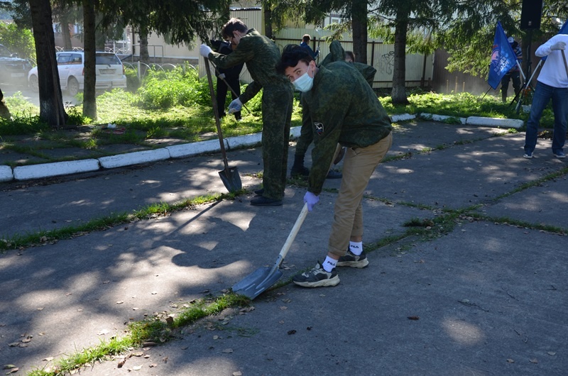 Партийцы Дивногорска провели субботник на мемориале Великой Отечественной войны в Овсянке