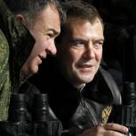 В Российской армии должно быть больше контрактников, считает Медведев 