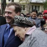 Медведев призвал правительство разобраться с аварийным жилфондом 
