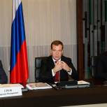 Медведев призвал экспертов высказать свое мнение о проекте МФЦ 