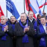 В День народного единства берега Невы соединила живая цепь из 10 тысяч петербуржцев 