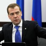 Медведев: Для молодых ученых жилье важнее, чем "мерседесы"
