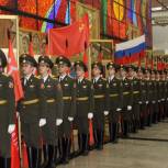 В Москве студентам и школьникам вручили копии Знамен Победы