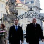 Медведев прибыл на встречу с президентом Чехии 