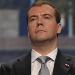 Медведев ознакомился со строительством санно-бобслейной трассы в Сочи