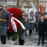 Медведев и Путин возложили венок к могиле Неизвестного солдата 