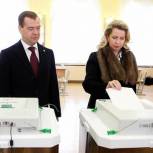 Дмитрий и Светлана Медведевы проголосовали на выборах президента России 