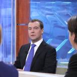 Медведев: Оборона и безопасность первостепенны, но образование не менее важно