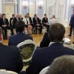 Медведев: Интернет должен быть нашим оружием, но и прямое общение забывать нельзя