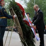 Путин возложил венок к Вечному огню у могилы Неизвестного солдата в честь Дня Победы в ВОВ