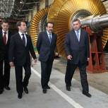 Медведев осмотрел цех предприятия "Силовые машины" со своими белорусским и казахским коллегами