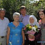 Жительнице Набережных Челнов вручили поздравительную открытку от имени Владимира Путина