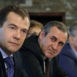 Медведев не намерен отказываться от практики встреч с партактивами в регионах