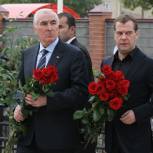 Медведев и Тибилов возложили цветы к мемориалу в Южной Осетии
