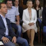 Медведев назвал анахронизмом доверенность на управление автомобилем