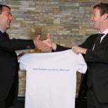 Глава "Фейсбука" подарил Медведеву футболку с его адресом в соцсети
