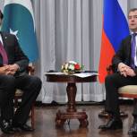 Медведев проводит встречу с премьером Пакистана