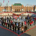 Активисты «Единой России» в День матери «построили» большое сердце 
