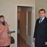 Владимир Нетёсов вручил сироте ключи от квартиры