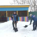 В районах области молодогвардейцы вышли на уборку снега