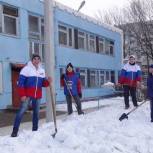 Молодогвардейцы убрали снег в четырех детсадах