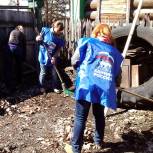 Активисты партии помогли с уборкой двора труженице тыла 