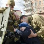 Партийцы Ломоносова организовали праздник "Красное знамя Победы над Рейхстагом"