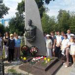 Молодогвардейцы Казани возложили венки на могилу Героя Советского Союза Михаила  Девятаева 