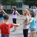 Амурские волонтеры работают с детьми, находящимися в пунктах временного размещения