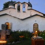 В память жертв терроризма псковичи зажгли свечи