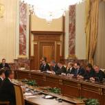 Премьер требует сократить сроки оформления выплат многодетным семьям