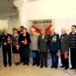 Калужские партийцы подарили городу стенд с копией Знамени Победы 