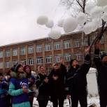 В Колывани в память о жертвах ДТП в небо выпустили 400 белых шаров