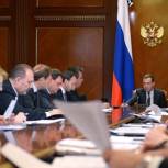 Медведев констатировал рост числа третьих и последующих детей