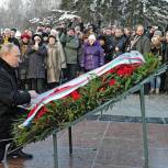 Путин возложил венок на Пискаревском кладбище