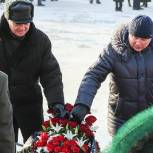 Партийцы Перми возложили венки в честь 70-летия снятия блокады Ленинграда